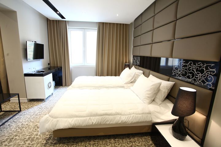 Room 30 of 102