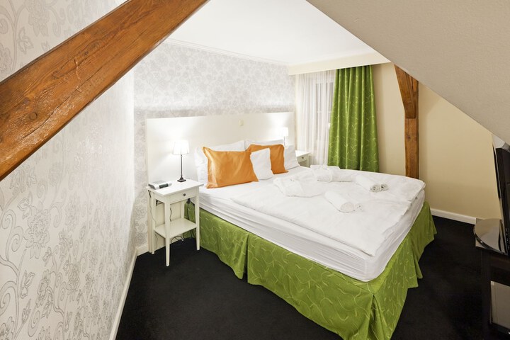 Room 12 of 37