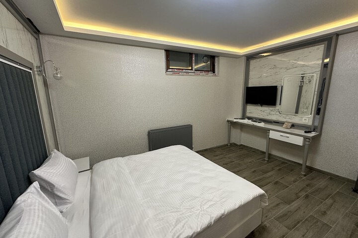 Room 7 of 104