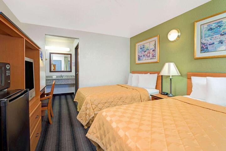 1 King Bed (2 of 7)