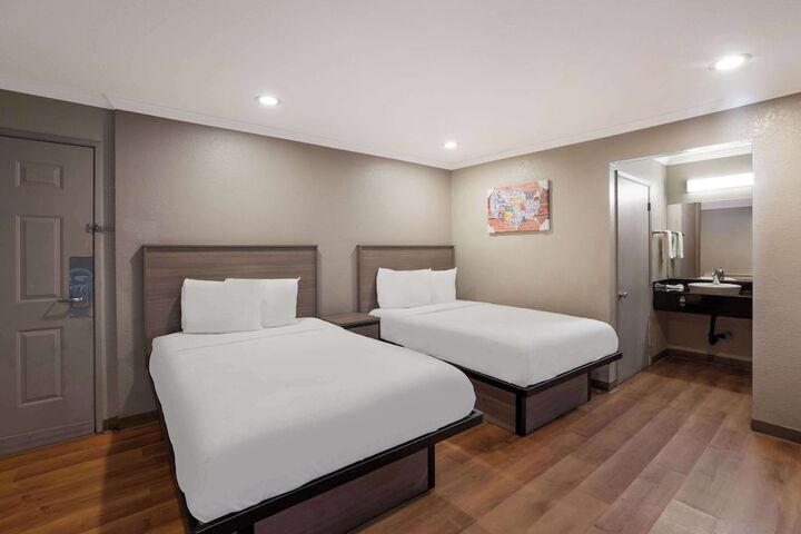 1 Queen Bed (4 of 24)
