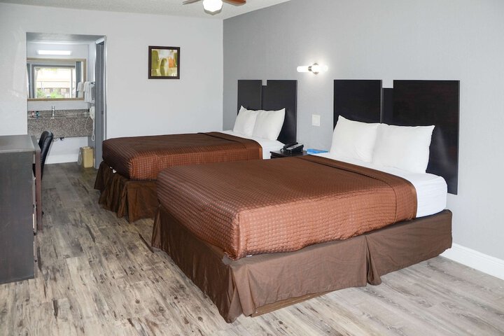 2 Double Beds (15 of 23)