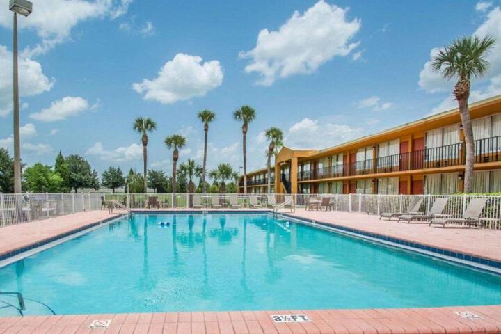 Sunset Palm Hotel Condominium in Davenport, FL