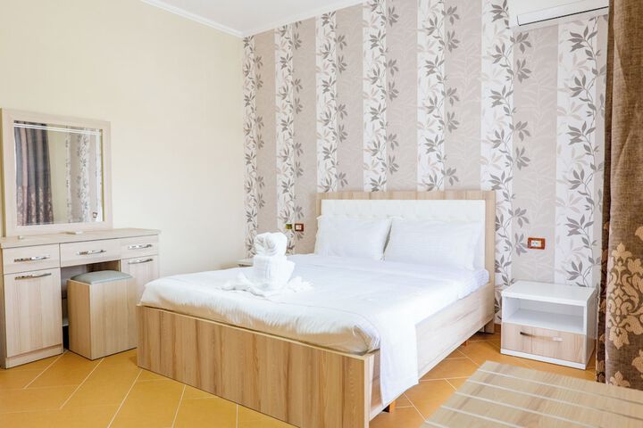 Room 15 of 77