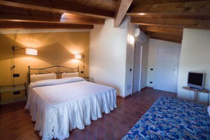 Room 12 of 16
