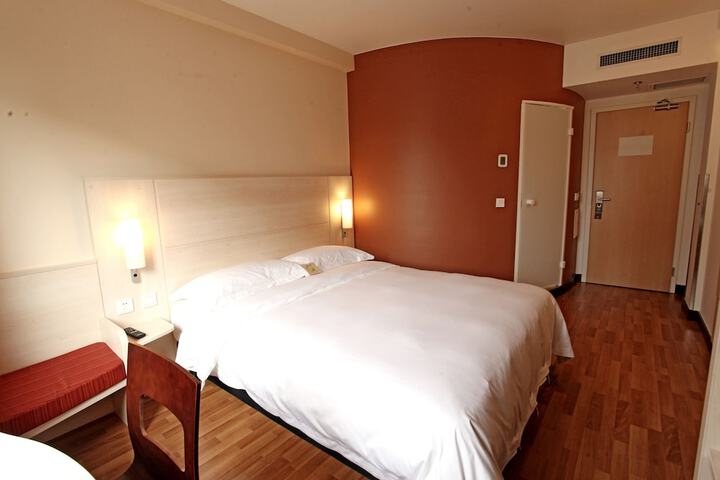Room 5 of 40