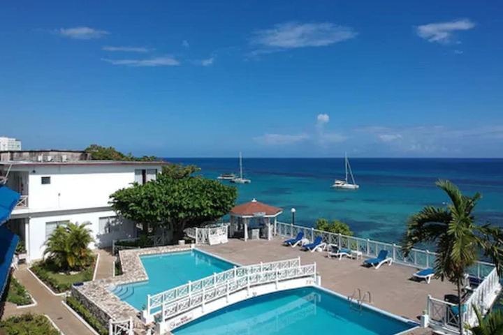 Hotel with Pool