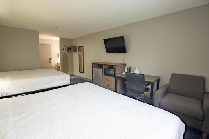 1 King Bed Business Room (15 of 16)