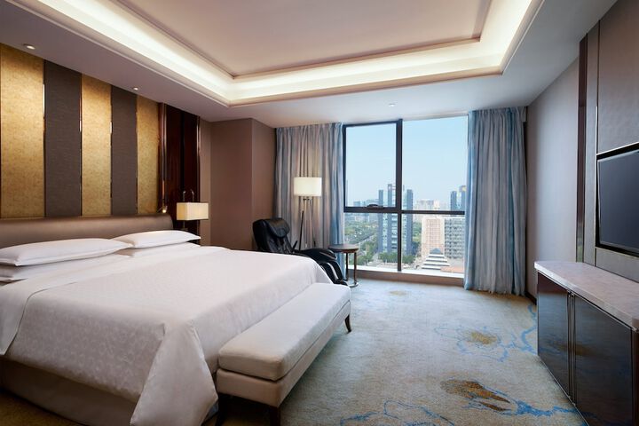 Room 7 of 32