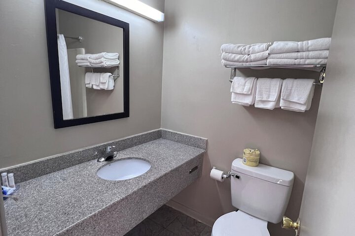 1 Queen Bed 2 Double Beds Suite (29 of 29)