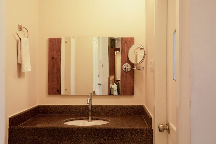 Room 33 of 48