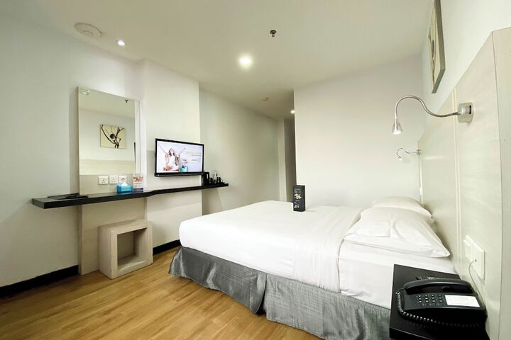 Room 6 of 63
