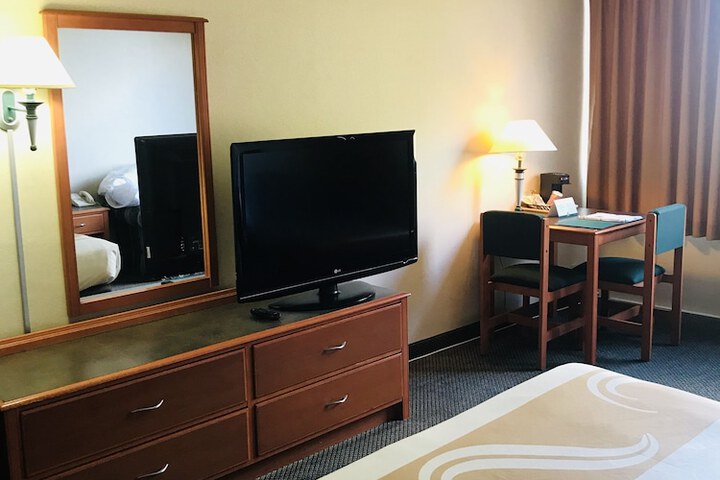 1 King Bed (7 of 19)