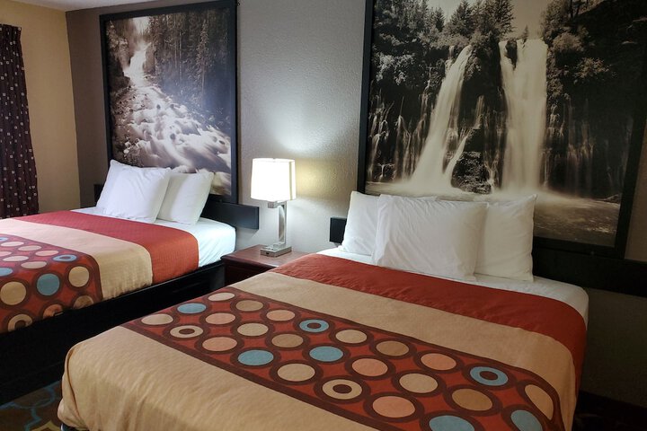 2 Queen Beds (7 of 8)
