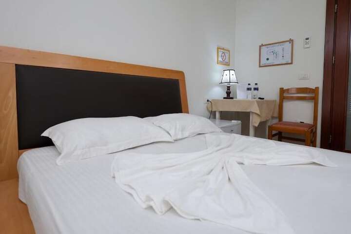 Room 25 of 122