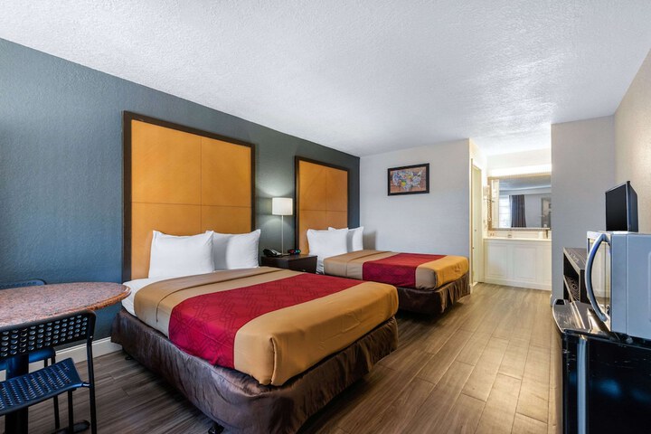 2 Double Beds (3 of 8)