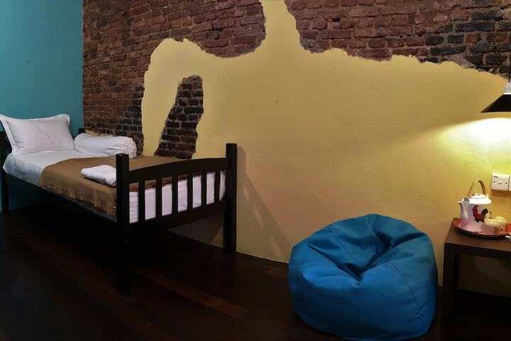 Room 32 of 49