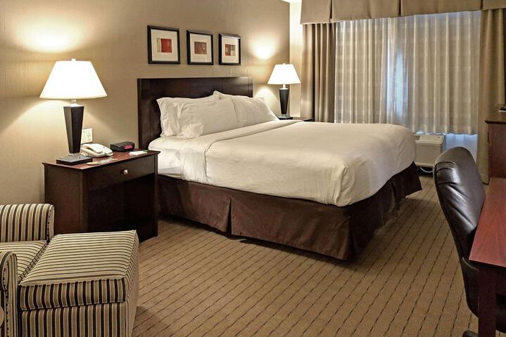 1 King Bed (2 of 12)
