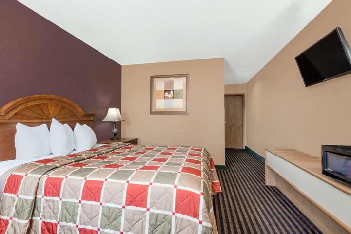 1 Queen Bed Mobility Accessible (5 of 11)