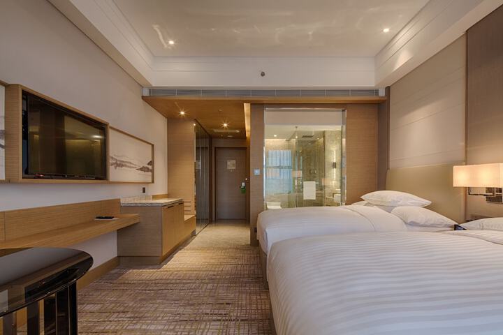 Room 13 of 82