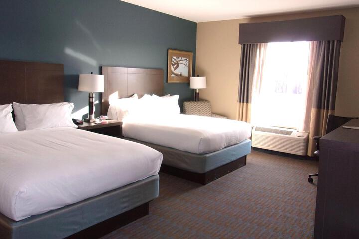 2 Queen Beds (2 of 8)