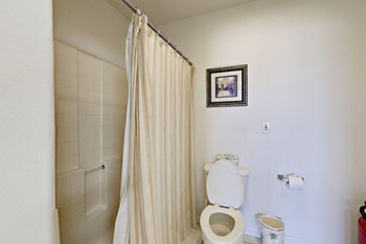Room 4 of 65