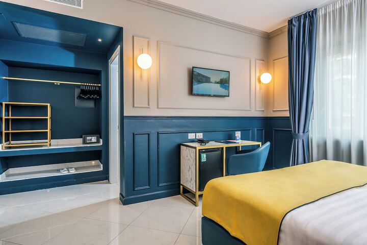 Room 44 of 211