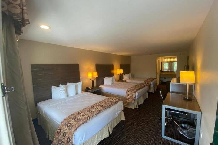 1 Queen Bed (12 of 16)