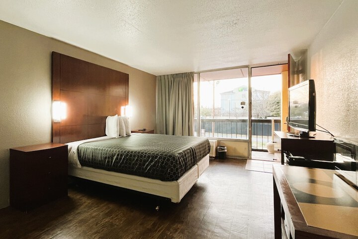1 King Bed (26 of 29)