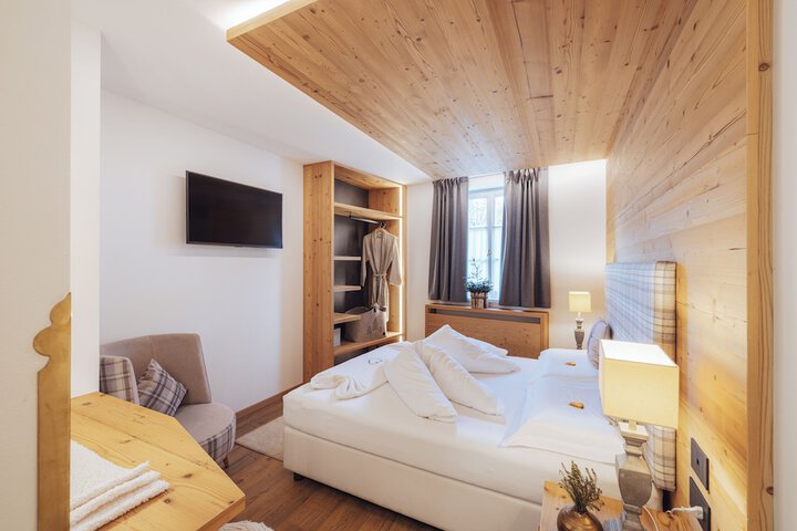 Room 5 of 100