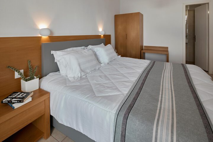 Room 44 of 205