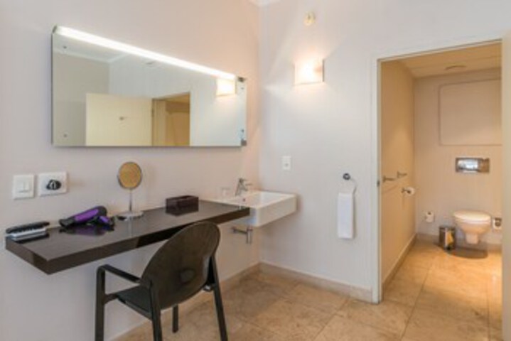 Room 7 of 18