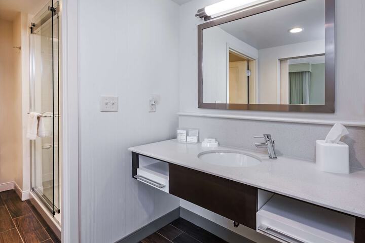 2 Queen Beds Hearing Accessible (1 of 9)