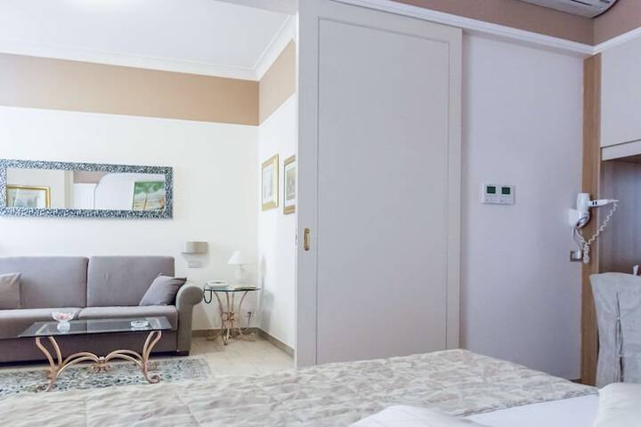 Room 12 of 28