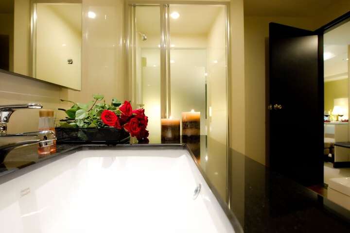 Deep soaking bathtub