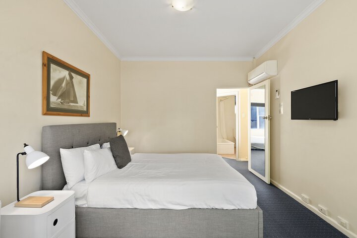 Room 8 of 116