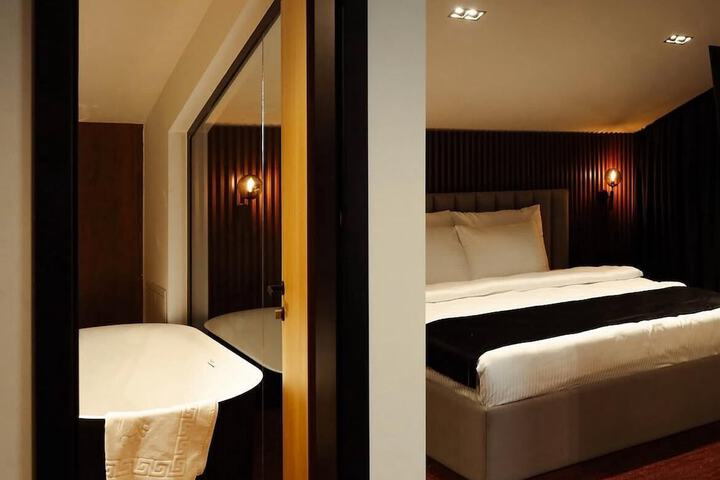 Room 3 of 9