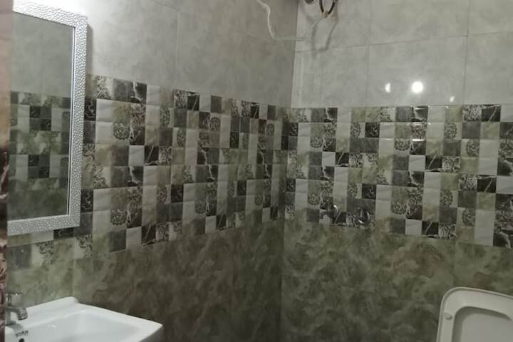 Room 6 of 9