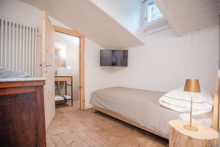 Room 3 of 42