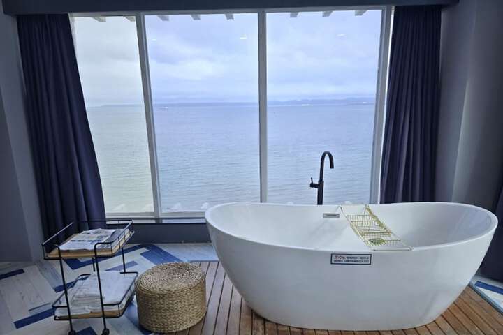 Room 14 of 184