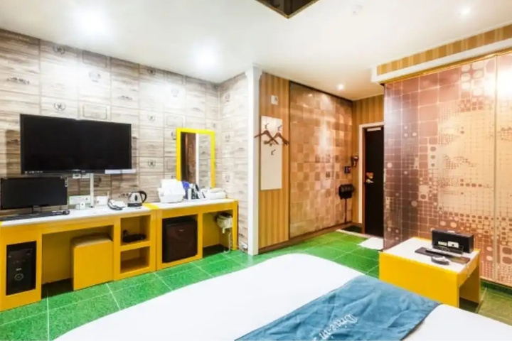 Room 6 of 14