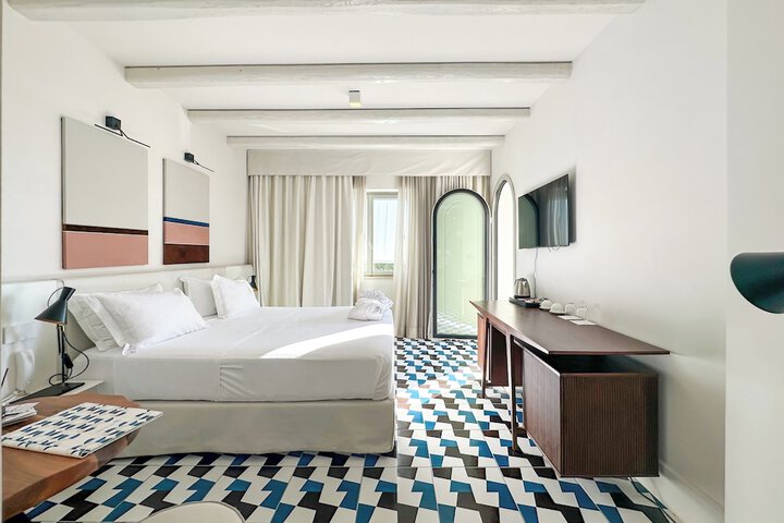 Room 11 of 28