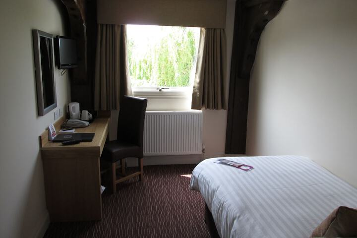 Room 10 of 83