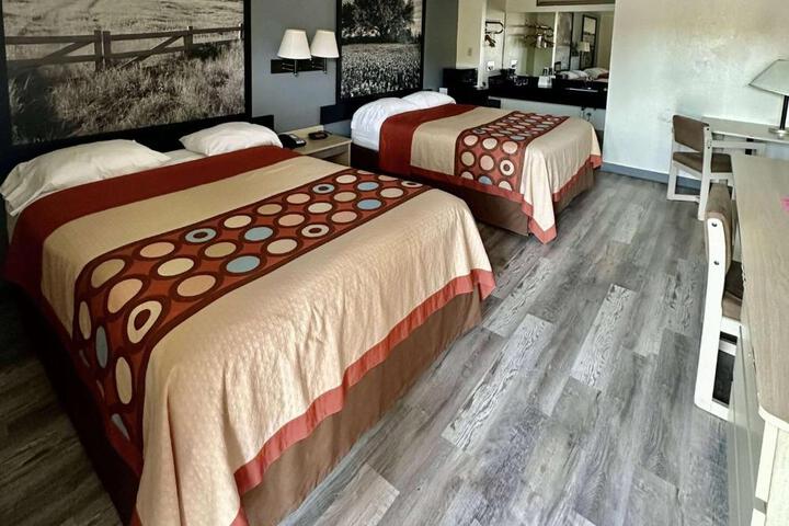 2 Queen Beds (7 of 16)