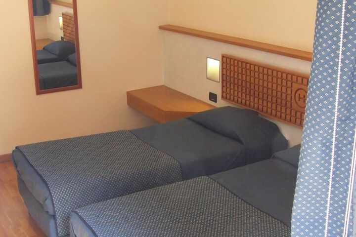 Room 15 of 32