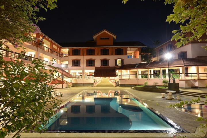 Hotel with Pool