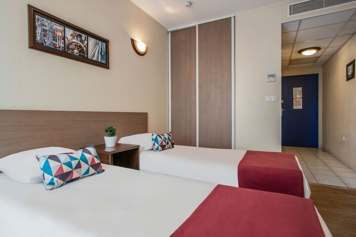 Room 6 of 28
