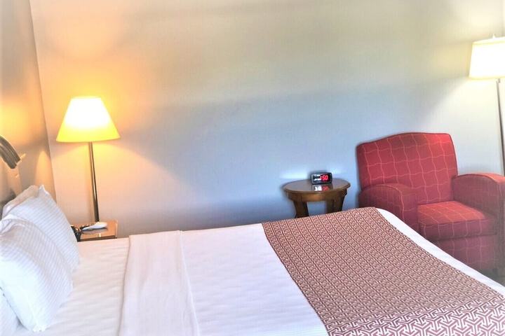 Deluxe Room 1 King Bed (3 of 13)