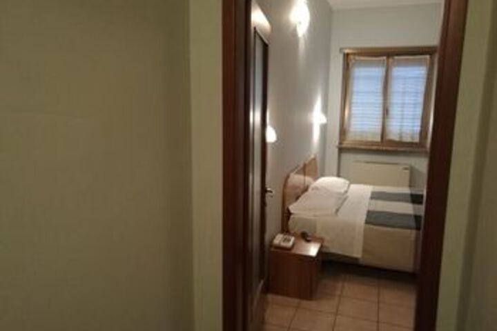 Room 9 of 12