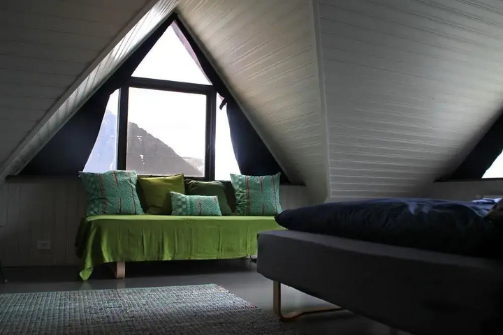 Room 2 of 16